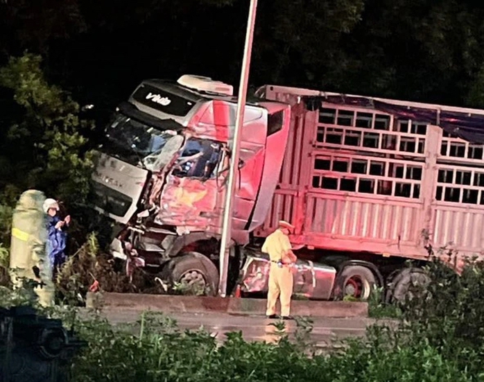 Ba xe khách, xe tải tông liên hoàn trong đêm, nhiều người bị thương- Ảnh 2.