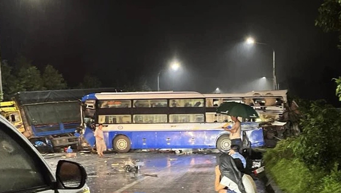 Ba xe khách, xe tải tông liên hoàn trong đêm, nhiều người bị thương- Ảnh 4.