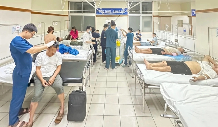 Ba xe khách, xe tải tông liên hoàn trong đêm, nhiều người bị thương- Ảnh 3.