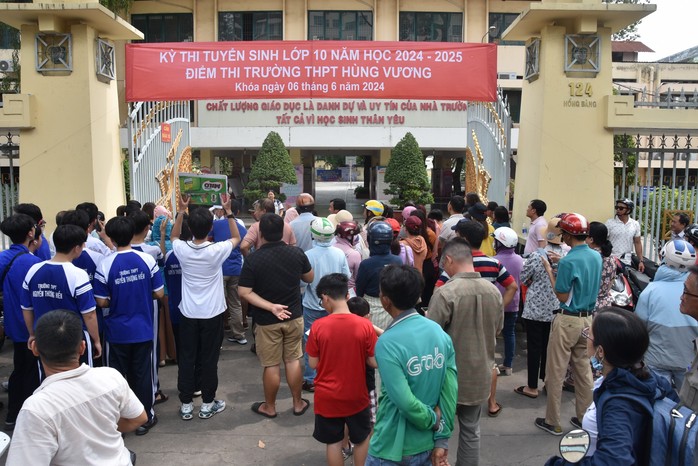Ngày thứ 2 thi lớp 10: Thí sinh thi toán, đón xem gợi ý giải đề- Ảnh 2. Ngày thứ 2 thi lớp 10: Thí sinh thi toán, đón xem gợi ý giải đề- Ảnh 2.