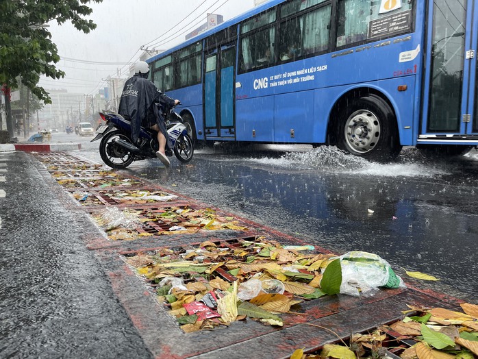 TP HCM hứng mưa to, đã có cây ngã và nhiều nơi ngập sâu- Ảnh 13. TP HCM hứng mưa to, đã có cây ngã và nhiều nơi ngập sâu- Ảnh 13.