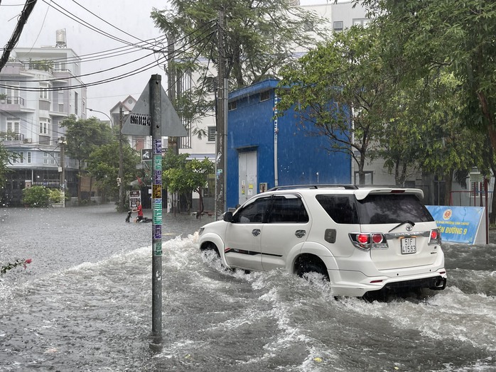 TP HCM hứng mưa to, đã có cây ngã và nhiều nơi ngập sâu- Ảnh 6. TP HCM hứng mưa to, đã có cây ngã và nhiều nơi ngập sâu- Ảnh 6.