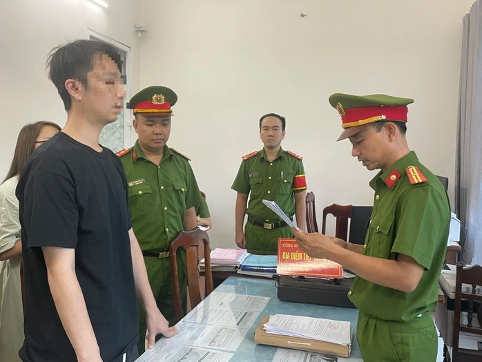 Đi xe máy gây tai nạn chết người, 1 người nước ngoài bị bắt- Ảnh 1. Đi xe máy gây tai nạn chết người, 1 người nước ngoài bị bắt- Ảnh 1.