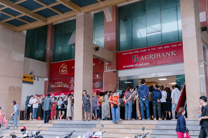 Ngân hàng Nhà nước giữ nguyên giá 75,98 triệu đồng/lượng, khách xếp hàng dài mua vàng- Ảnh 1. Ngân hàng Nhà nước giữ nguyên giá 75,98 triệu đồng/lượng, khách xếp hàng dài mua vàng- Ảnh 1.