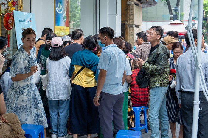 Ngân hàng Nhà nước giữ nguyên giá 75,98 triệu đồng/lượng, khách xếp hàng dài mua vàng- Ảnh 2. Ngân hàng Nhà nước giữ nguyên giá 75,98 triệu đồng/lượng, khách xếp hàng dài mua vàng- Ảnh 2.