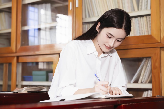 Hoa hậu Ý Nhi tái xuất, trông thế nào so với trước?- Ảnh 2. Hoa hậu Ý Nhi tái xuất, trông thế nào so với trước?- Ảnh 2.