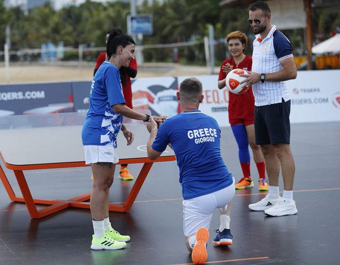 VĐV tham dự giải Teqball Thế giới 2024 bất ngờ cầu hôn bạn gái sau trận đấu- Ảnh 1. VĐV tham dự giải Teqball Thế giới 2024 bất ngờ cầu hôn bạn gái sau trận đấu- Ảnh 1.