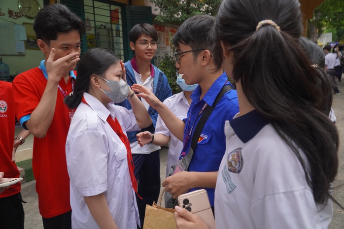 Những tình huống "thót tim" trước thi môn toán lớp 10 tại TP HCM- Ảnh 3. Những tình huống "thót tim" trước thi môn toán lớp 10 tại TP HCM- Ảnh 3.