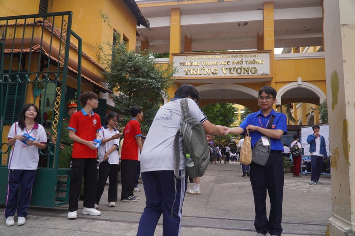 Những tình huống "thót tim" trước thi môn toán lớp 10 tại TP HCM- Ảnh 2. Những tình huống "thót tim" trước thi môn toán lớp 10 tại TP HCM- Ảnh 2.