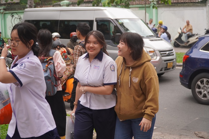 Những tình huống "thót tim" trước thi môn toán lớp 10 tại TP HCM- Ảnh 1. Những tình huống "thót tim" trước thi môn toán lớp 10 tại TP HCM- Ảnh 1.
