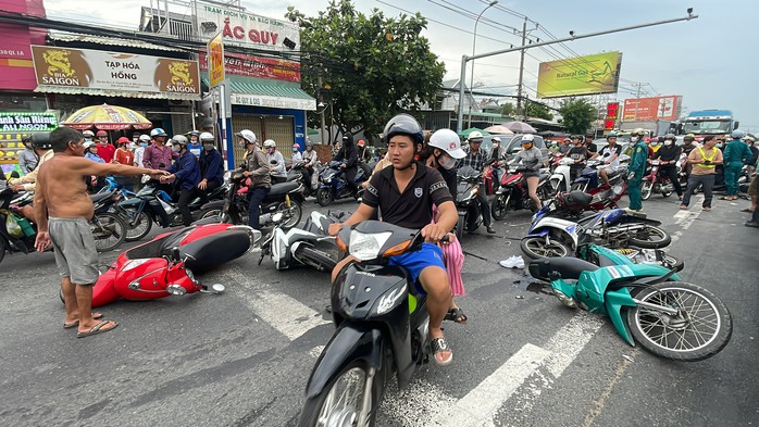 VIDEO: Khoảnh khắc ôtô lao vào dòng người tại ngã tư khiến 2 người chết ở Long An- Ảnh 3. VIDEO: Khoảnh khắc ôtô lao vào dòng người tại ngã tư khiến 2 người chết ở Long An- Ảnh 3.