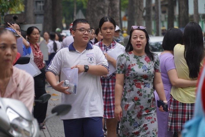 Ngày thứ 2 thi lớp 10: Thí sinh thi toán, đón xem gợi ý giải đề- Ảnh 7. Ngày thứ 2 thi lớp 10: Thí sinh thi toán, đón xem gợi ý giải đề- Ảnh 7.