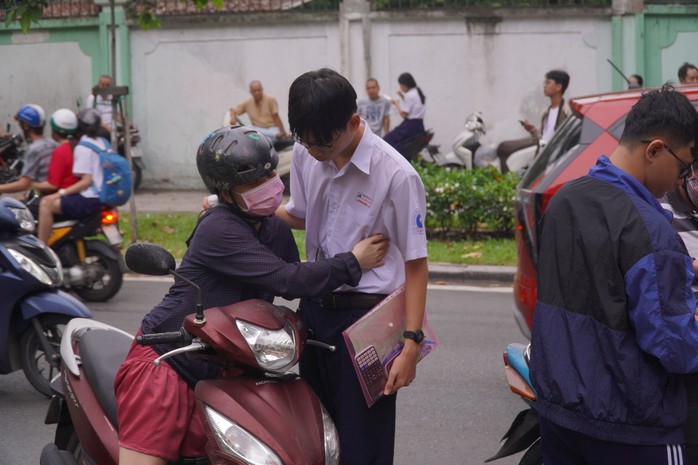 Ngày thứ 2 thi lớp 10: Thí sinh thi toán, đón xem gợi ý giải đề- Ảnh 6. Ngày thứ 2 thi lớp 10: Thí sinh thi toán, đón xem gợi ý giải đề- Ảnh 6.