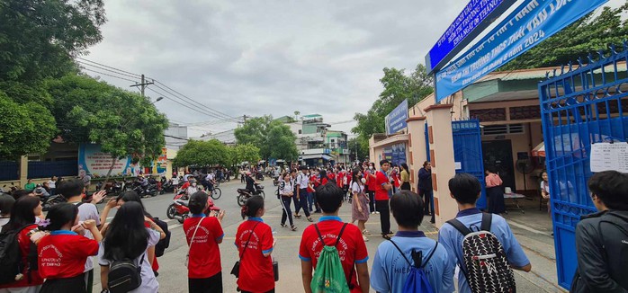 Ngày thứ 2 thi lớp 10: Thí sinh thi toán, đón xem gợi ý giải đề- Ảnh 8. Ngày thứ 2 thi lớp 10: Thí sinh thi toán, đón xem gợi ý giải đề- Ảnh 8.