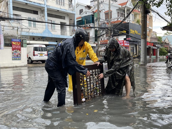 "Điệp khúc" đường bong tróc, miệng cống đầy rác tiếp diễn ở khu vực chợ Thủ Đức- Ảnh 4. "Điệp khúc" đường bong tróc, miệng cống đầy rác tiếp diễn ở khu vực chợ Thủ Đức- Ảnh 4.