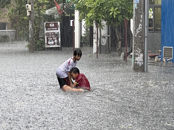 "Điệp khúc" đường bong tróc, miệng cống đầy rác tiếp diễn ở khu vực chợ Thủ Đức- Ảnh 2. "Điệp khúc" đường bong tróc, miệng cống đầy rác tiếp diễn ở khu vực chợ Thủ Đức- Ảnh 2.