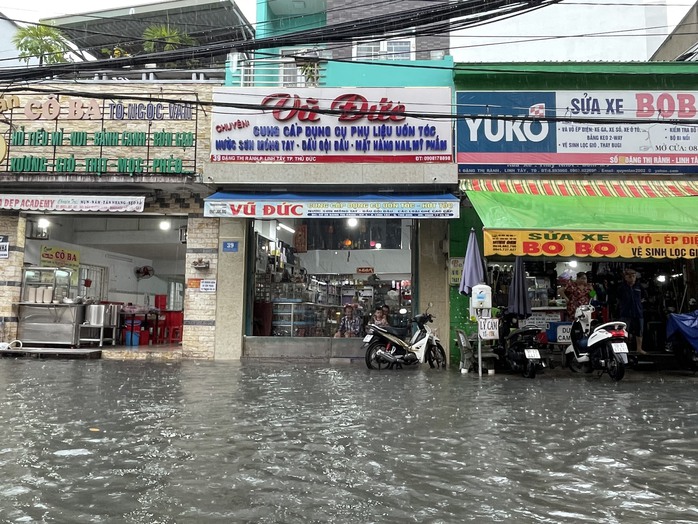 "Điệp khúc" đường bong tróc, miệng cống đầy rác tiếp diễn ở khu vực chợ Thủ Đức- Ảnh 6. "Điệp khúc" đường bong tróc, miệng cống đầy rác tiếp diễn ở khu vực chợ Thủ Đức- Ảnh 6.