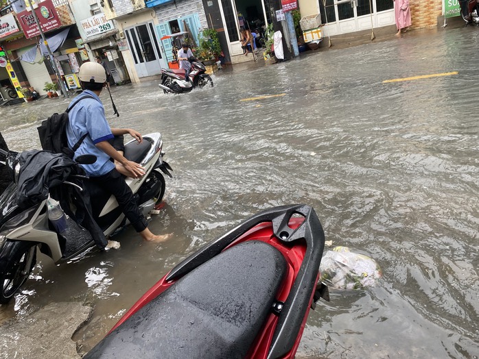 TP HCM hứng mưa to, đã có cây ngã và nhiều nơi ngập sâu- Ảnh 14. TP HCM hứng mưa to, đã có cây ngã và nhiều nơi ngập sâu- Ảnh 14.