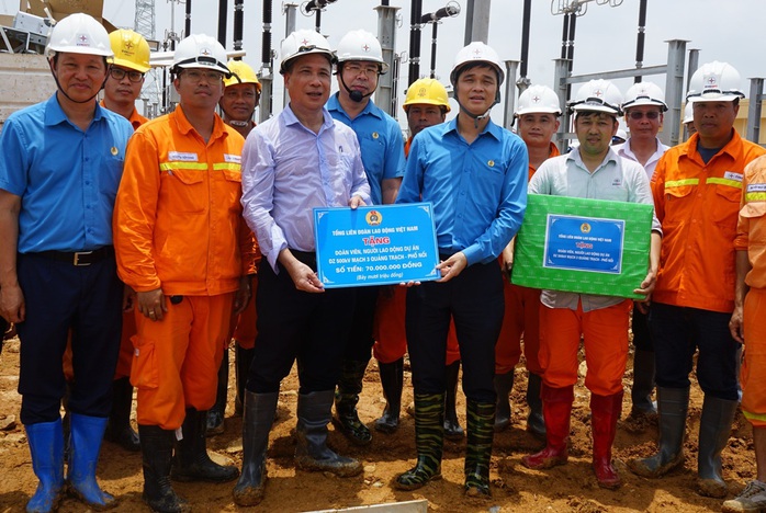 Lãnh đạo Tổng LĐLĐ Việt Nam thăm hỏi công nhân trên công trường Đường dây 500 kV- Ảnh 4. Lãnh đạo Tổng LĐLĐ Việt Nam thăm hỏi công nhân trên công trường Đường dây 500 kV- Ảnh 4.