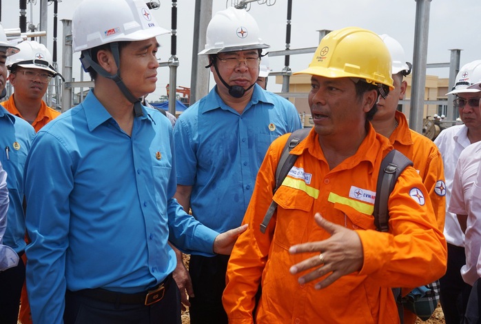 Lãnh đạo Tổng LĐLĐ Việt Nam thăm hỏi công nhân trên công trường Đường dây 500 kV- Ảnh 1. Lãnh đạo Tổng LĐLĐ Việt Nam thăm hỏi công nhân trên công trường Đường dây 500 kV- Ảnh 1.