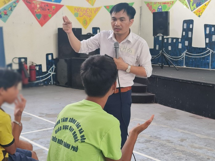 Anh Trần Duy Hòa đồng hành với các em trong quá trình hòa nhập cộng đồng. (Ảnh do nhân vật cung cấp) Anh Trần Duy Hòa đồng hành với các em trong quá trình hòa nhập cộng đồng. (Ảnh do nhân vật cung cấp)