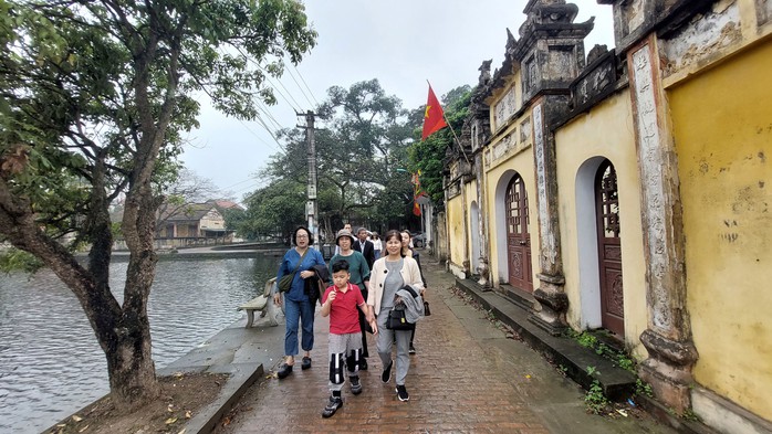 Khách tham quan thích vẻ đẹp yên bình của làng Nôm Khách tham quan thích vẻ đẹp yên bình của làng Nôm