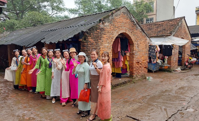 Du khách thích thú với những dãy gian hàng xây bằng gạch đỏ của chợ Nôm Du khách thích thú với những dãy gian hàng xây bằng gạch đỏ của chợ Nôm