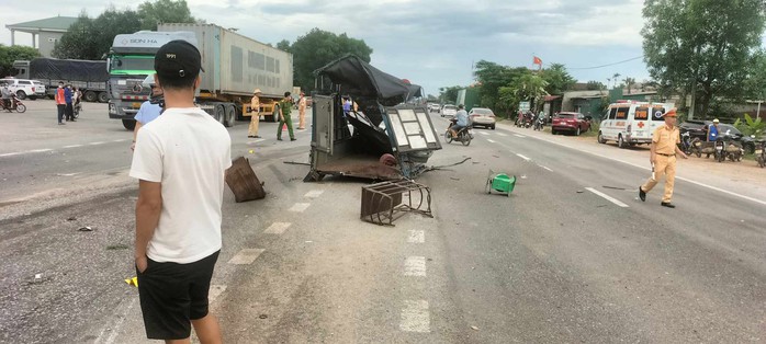 3 người tử vong tại chỗ sau vụ tai nạn liên hoàn- Ảnh 2. 3 người tử vong tại chỗ sau vụ tai nạn liên hoàn- Ảnh 2.