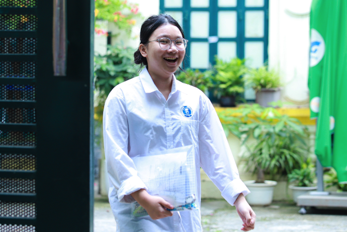 Thi lớp 10 công lập: Đề ngữ văn khó nhưng hay, 2 thí sinh mang điện thoại vào phòng - Ảnh 1. Thi lớp 10 công lập: Đề ngữ văn khó nhưng hay, 2 thí sinh mang điện thoại vào phòng - Ảnh 1.