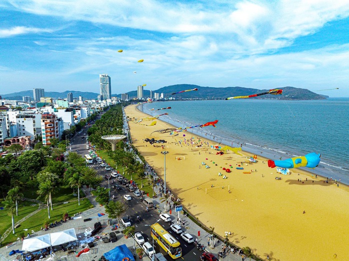 Mãn nhãn với màn trình diễn 200 con diều “khủng” trên bầu trời Quy Nhơn- Ảnh 5. Mãn nhãn với màn trình diễn 200 con diều “khủng” trên bầu trời Quy Nhơn- Ảnh 5.