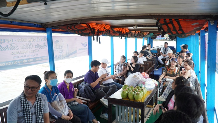 Du khách hào hứng đến xứ dừa trải nghiệm làm nem chay, hái chôm chôm- Ảnh 29. Du khách hào hứng đến xứ dừa trải nghiệm làm nem chay, hái chôm chôm- Ảnh 29.