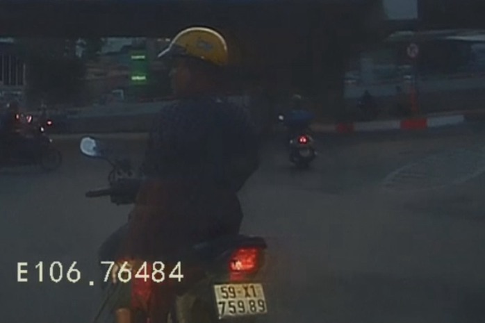 Nhiều tài xế kêu cứu khi đi qua cầu vượt Linh Xuân- Ảnh 1. Nhiều tài xế kêu cứu khi đi qua cầu vượt Linh Xuân- Ảnh 1.