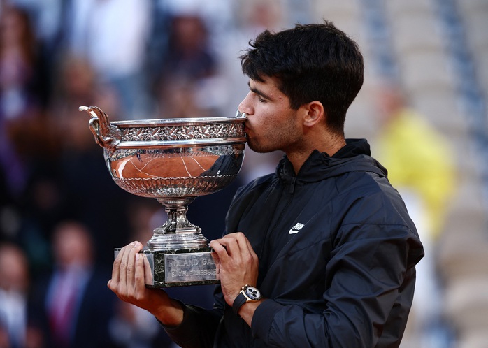 Alcaraz lập kỷ lục mới, vượt "Big 3" khi vô địch Roland Garros- Ảnh 1. Alcaraz lập kỷ lục mới, vượt "Big 3" khi vô địch Roland Garros- Ảnh 1.