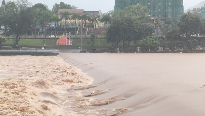 Mưa lớn làm nhiều tuyến phố, khu dân cư ở Quảng Ninh, Hải Phòng ngập sâu- Ảnh 2. Mưa lớn làm nhiều tuyến phố, khu dân cư ở Quảng Ninh, Hải Phòng ngập sâu- Ảnh 2.