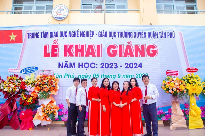 Cô Lê Thị Trúc (thứ tư từ trái sang) cùng đồng nghiệp trong ngày khai giảng tại Trung tâm GDTX quận Tân Phú (Ảnh do nhân vật cung cấp) Cô Lê Thị Trúc (thứ tư từ trái sang) cùng đồng nghiệp trong ngày khai giảng tại Trung tâm GDTX quận Tân Phú (Ảnh do nhân vật cung cấp)