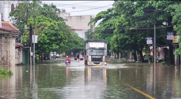 Mưa lớn làm nhiều tuyến phố, khu dân cư ở Quảng Ninh, Hải Phòng ngập sâu- Ảnh 5. Mưa lớn làm nhiều tuyến phố, khu dân cư ở Quảng Ninh, Hải Phòng ngập sâu- Ảnh 5.