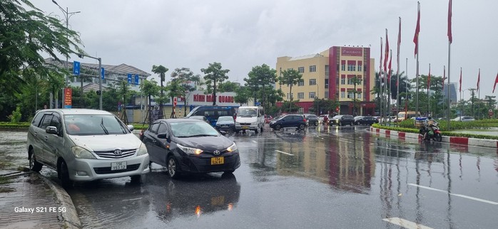 Mưa lớn làm nhiều tuyến phố, khu dân cư ở Quảng Ninh, Hải Phòng ngập sâu- Ảnh 4. Mưa lớn làm nhiều tuyến phố, khu dân cư ở Quảng Ninh, Hải Phòng ngập sâu- Ảnh 4.