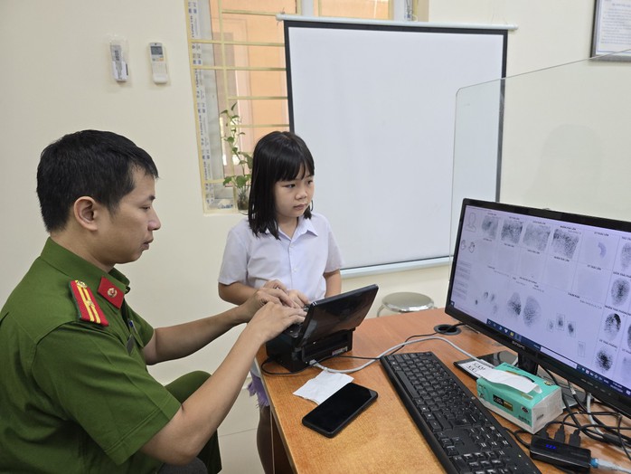 Nhiều trẻ em hồ hởi đến làm thẻ căn cước- Ảnh 5. Nhiều trẻ em hồ hởi đến làm thẻ căn cước- Ảnh 5.