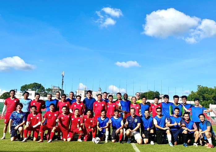 Giao hữu bóng đá giữa cán bộ, công chức TP HCM và các lãnh sự quán trên địa bàn - Ảnh 1. Giao hữu bóng đá giữa cán bộ, công chức TP HCM và các lãnh sự quán trên địa bàn - Ảnh 1.