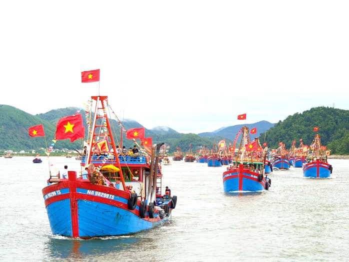 Ngày 2-7-2023, sau khi nhận cờ từ hợp phần “Triệu lá cờ Tổ quốc cùng ngư dân bám biển”, đội thuyền đánh cá của ngư dân phường Nghi Thủy, thị xã Cửa Lò, tỉnh Nghệ An khởi hành ra khơi đánh bắt cáẢnh: ĐỨC NGỌC