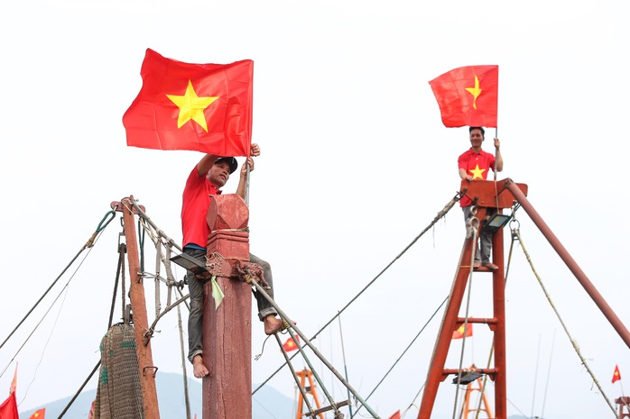 Những lá cờ Tổ quốc đỏ thắm tiếp thêm động lực, niềm tin cho ngư dân trong những chuyến ra khơi. Trong ảnh: Ngư dân tỉnh Nghệ An treo cờ Tổ quốc từ Chương trình “Tự hào cờ Tổ quốc” của Báo Người Lao Động.Ảnh: HOÀNG TRIỀU Những lá cờ Tổ quốc đỏ thắm tiếp thêm động lực, niềm tin cho ngư dân trong những chuyến ra khơi. Trong ảnh: Ngư dân tỉnh Nghệ An treo cờ Tổ quốc từ Chương trình “Tự hào cờ Tổ quốc” của Báo Người Lao Động.Ảnh: HOÀNG TRIỀU