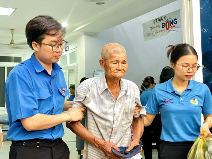 Công nhân ấm lòng với dòng chữ: “Ở đây có thuốc, quần áo 0 đồng”- Ảnh 2. Công nhân ấm lòng với dòng chữ: “Ở đây có thuốc, quần áo 0 đồng”- Ảnh 2.