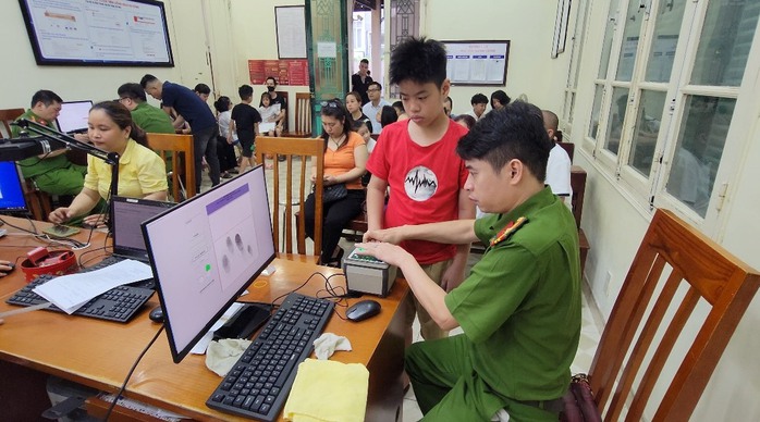 Nhiều trẻ em hồ hởi đến làm thẻ căn cước- Ảnh 1. Nhiều trẻ em hồ hởi đến làm thẻ căn cước- Ảnh 1.