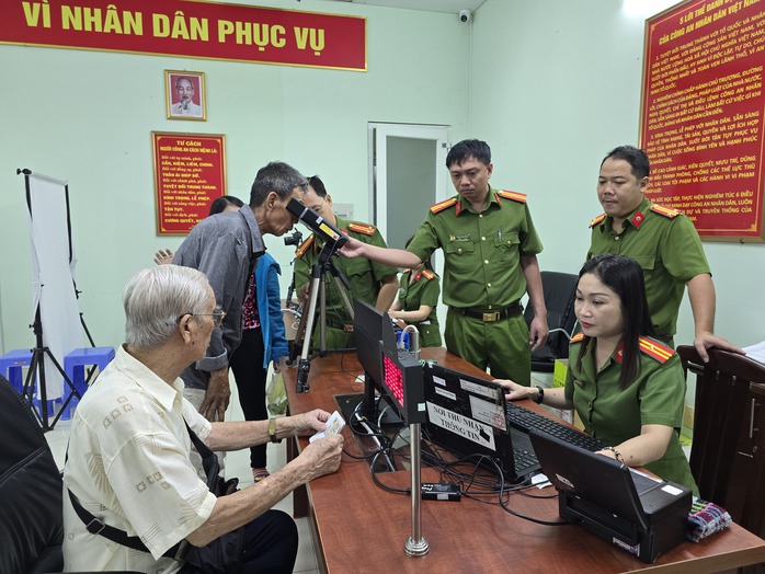 Làm thẻ căn cước từ 1-7: Thu thập mống mắt thế nào, có bị đau?- Ảnh 2. Làm thẻ căn cước từ 1-7: Thu thập mống mắt thế nào, có bị đau?- Ảnh 2.