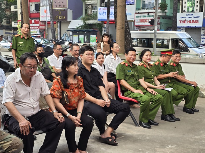 Những công dân TP HCM đầu tiên làm căn cước có thu thập mống mắt- Ảnh 5. Những công dân TP HCM đầu tiên làm căn cước có thu thập mống mắt- Ảnh 5.