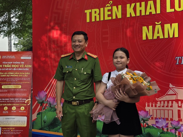 Những công dân TP HCM đầu tiên làm căn cước có thu thập mống mắt- Ảnh 1. Những công dân TP HCM đầu tiên làm căn cước có thu thập mống mắt- Ảnh 1.