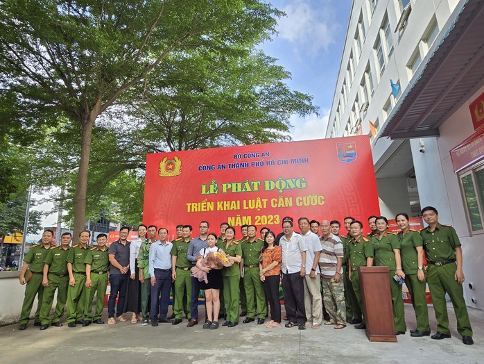 Những công dân TP HCM đầu tiên làm căn cước có thu thập mống mắt- Ảnh 8. Những công dân TP HCM đầu tiên làm căn cước có thu thập mống mắt- Ảnh 8.