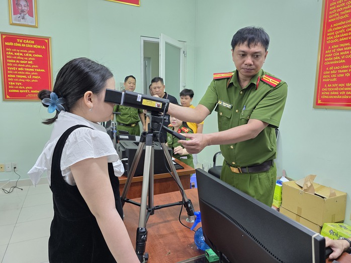 Những công dân TP HCM đầu tiên làm căn cước có thu thập mống mắt- Ảnh 2. Những công dân TP HCM đầu tiên làm căn cước có thu thập mống mắt- Ảnh 2.