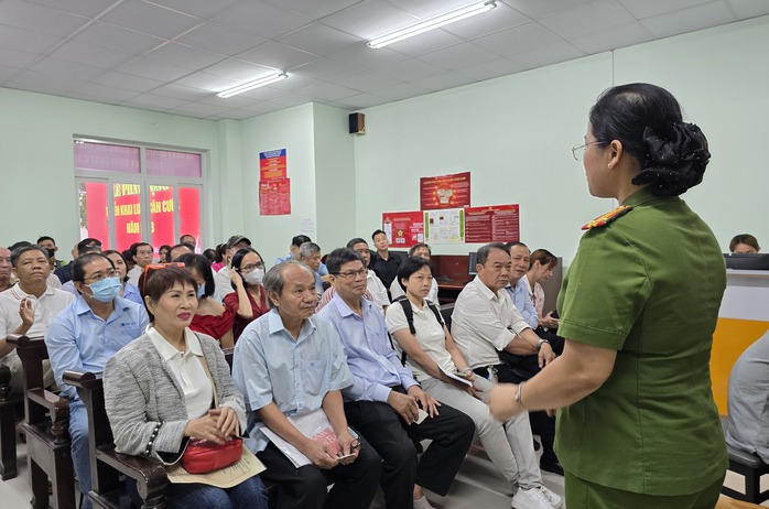Những công dân TP HCM đầu tiên làm căn cước có thu thập mống mắt- Ảnh 6. Những công dân TP HCM đầu tiên làm căn cước có thu thập mống mắt- Ảnh 6.