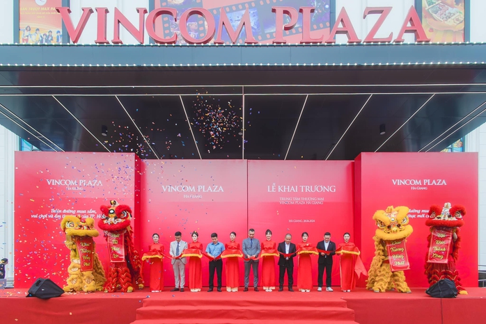 Vincom Plaza Hà Giang - khai trương ngày 28-6-2024 - được coi là "biểu tượng thịnh vượng nơi cao nguyên di sản" Vincom Plaza Hà Giang - khai trương ngày 28-6-2024 - được coi là "biểu tượng thịnh vượng nơi cao nguyên di sản"
